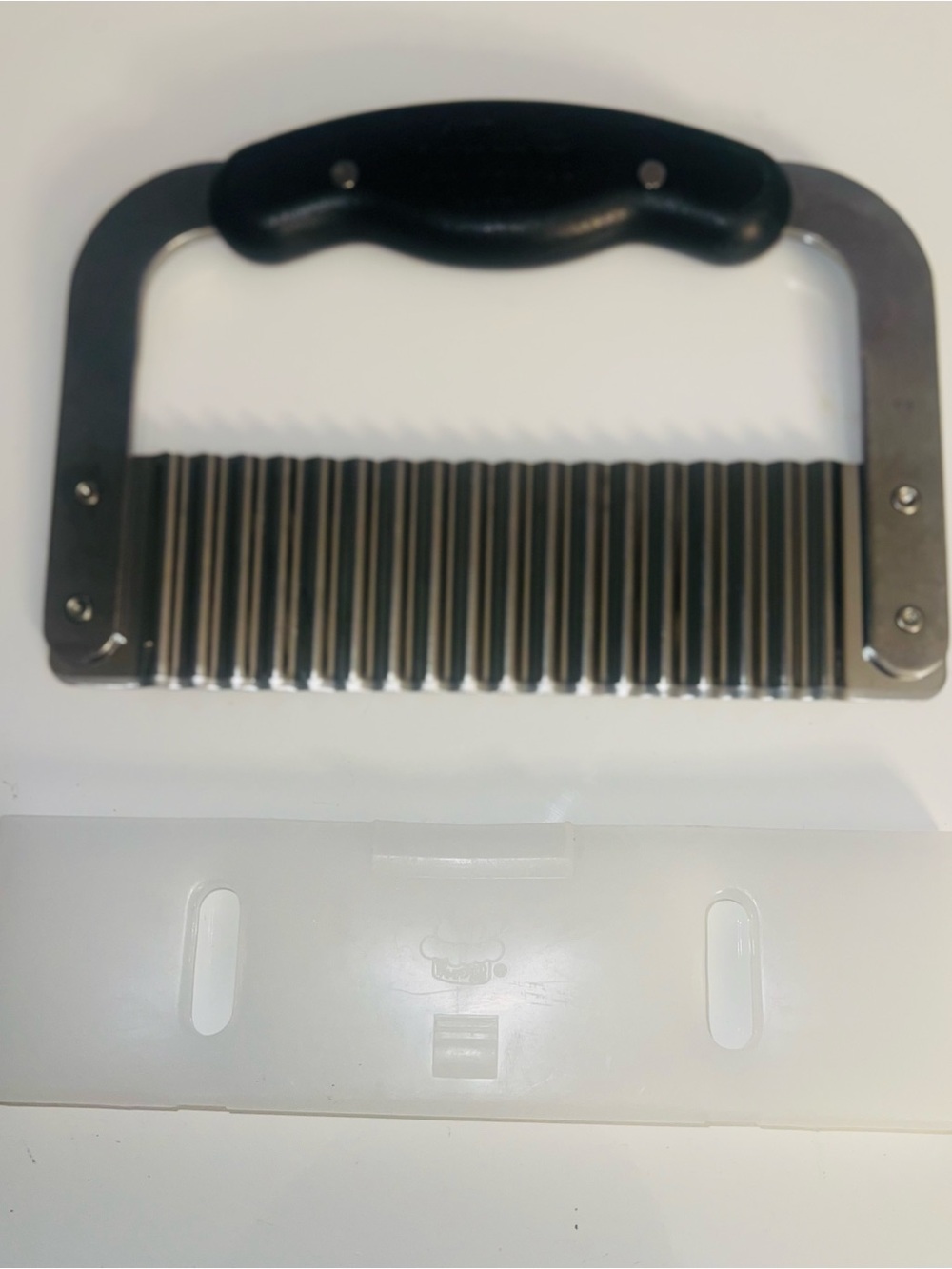 Pampered Chef Stainless Steel Crinkle Cutter with Cover